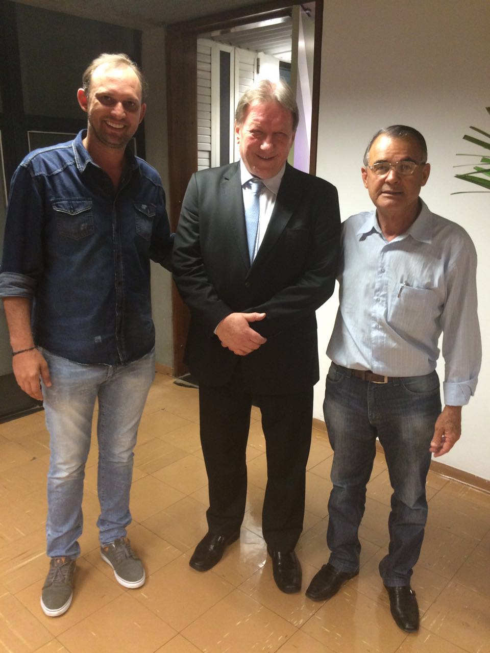 O presidente e o vice-presidente da Câmara de Amambai, Anilson Preto (dir.) e Luciney Bampi (esq.), com o presidente do TJ/MS, João Maria Lós (cen.)