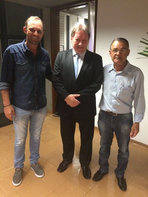 O presidente e o vice-presidente da Câmara de Amambai, Anilson Preto (dir.) e Luciney Bampi (esq.), com o presidente do TJ/MS, João Maria Lós (cen.)