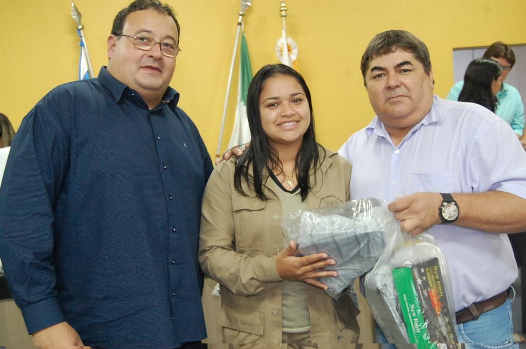 Prefeitura e Câmara entregam dezenas de kits de uniformes para profissionais de Amambai (10).JPG