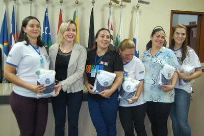 Prefeitura e Câmara entregam dezenas de kits de uniformes para profissionais de Amambai (100).JPG