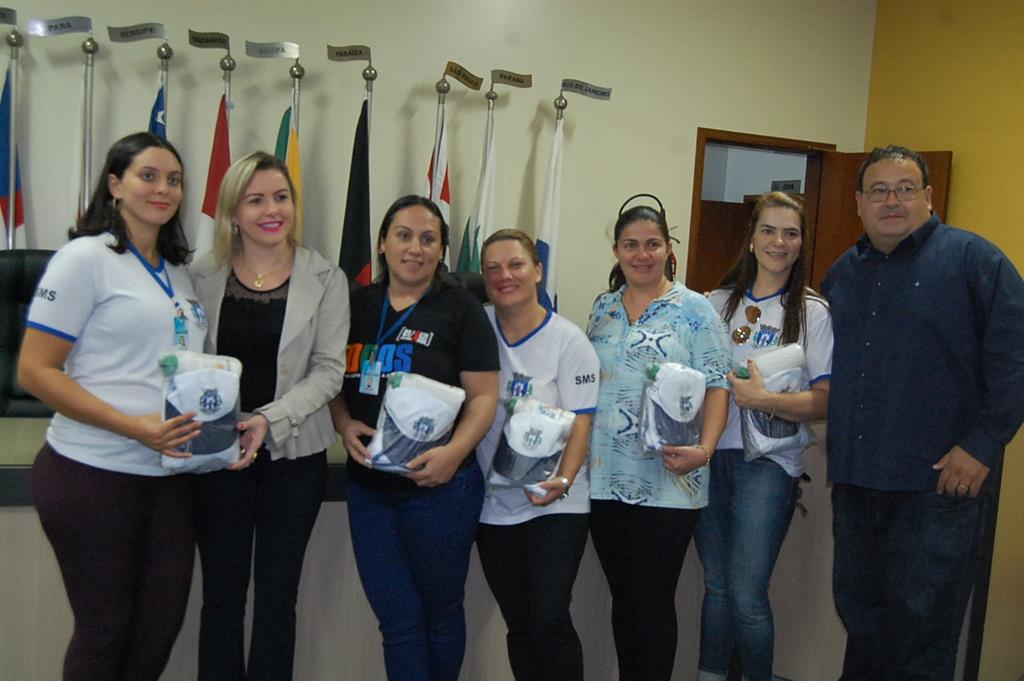Prefeitura e Câmara entregam dezenas de kits de uniformes para profissionais de Amambai (101).JPG
