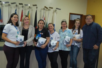 Prefeitura e Câmara entregam dezenas de kits de uniformes para profissionais de Amambai (101).JPG