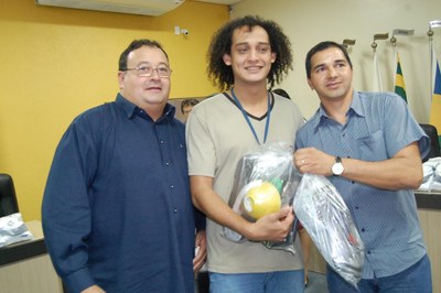 Prefeitura e Câmara entregam dezenas de kits de uniformes para profissionais de Amambai (11).JPG