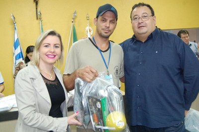 Prefeitura e Câmara entregam dezenas de kits de uniformes para profissionais de Amambai (12).JPG