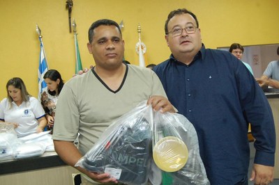 Prefeitura e Câmara entregam dezenas de kits de uniformes para profissionais de Amambai (13).JPG