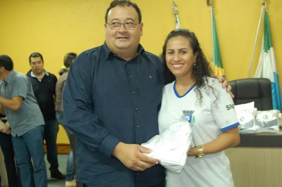 Prefeitura e Câmara entregam dezenas de kits de uniformes para profissionais de Amambai (14).JPG