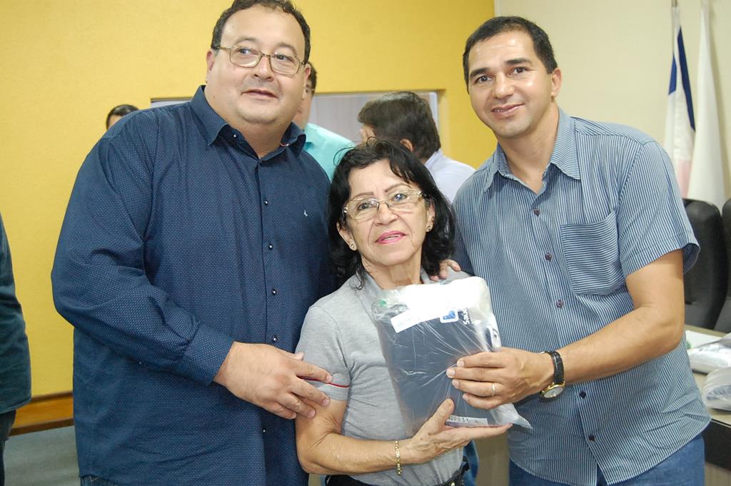 Prefeitura e Câmara entregam dezenas de kits de uniformes para profissionais de Amambai (15).JPG