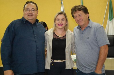 Prefeitura e Câmara entregam dezenas de kits de uniformes para profissionais de Amambai (16).JPG