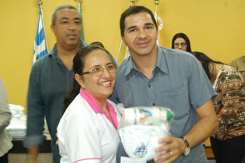 Prefeitura e Câmara entregam dezenas de kits de uniformes para profissionais de Amambai (17).JPG