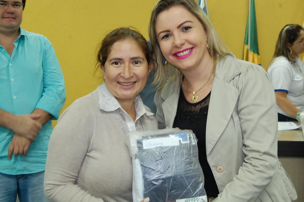 Prefeitura e Câmara entregam dezenas de kits de uniformes para profissionais de Amambai (18).JPG