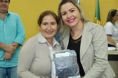 Prefeitura e Câmara entregam dezenas de kits de uniformes para profissionais de Amambai (18).JPG