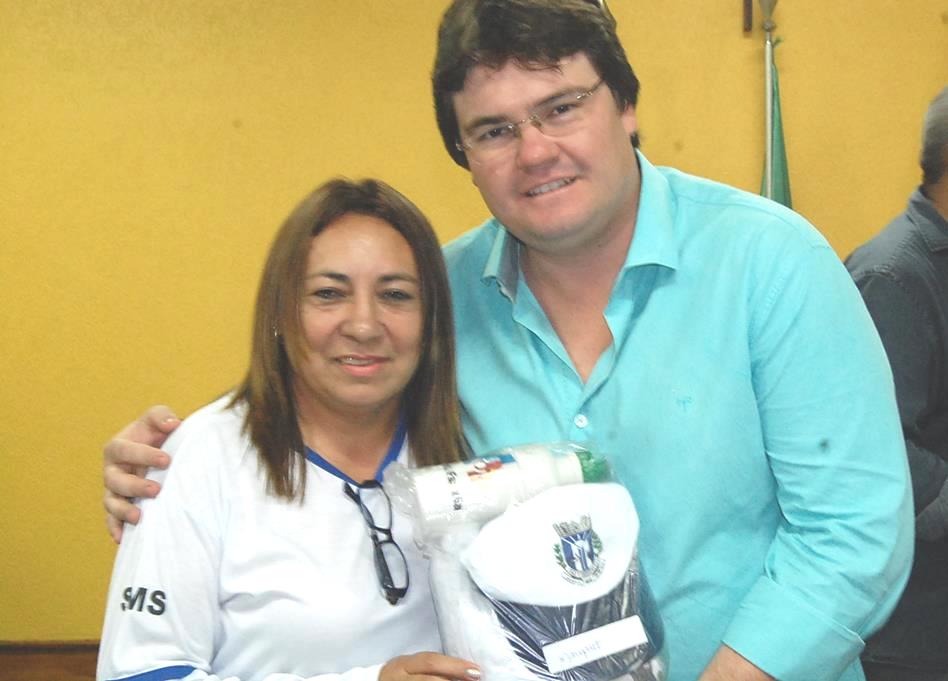 Prefeitura e Câmara entregam dezenas de kits de uniformes para profissionais de Amambai (19).JPG