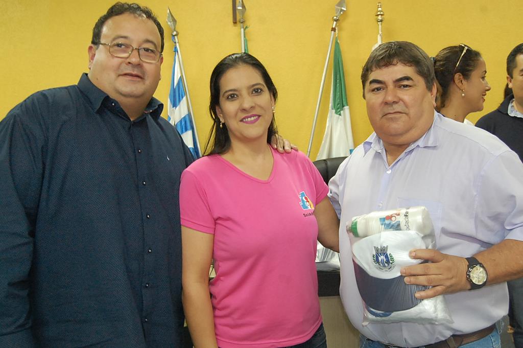 Prefeitura e Câmara entregam dezenas de kits de uniformes para profissionais de Amambai (2).JPG