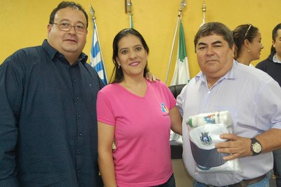 Prefeitura e Câmara entregam dezenas de kits de uniformes para profissionais de Amambai (2).JPG