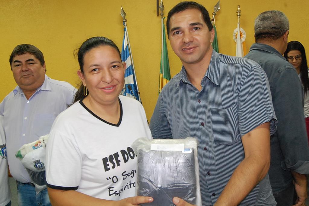 Prefeitura e Câmara entregam dezenas de kits de uniformes para profissionais de Amambai (22).JPG