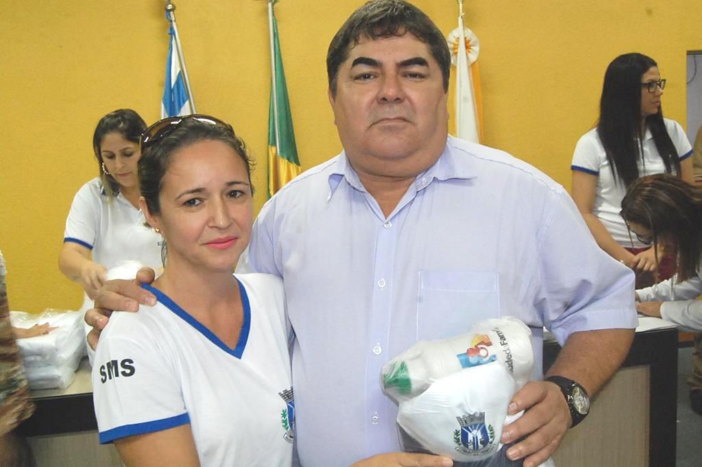 Prefeitura e Câmara entregam dezenas de kits de uniformes para profissionais de Amambai (24).JPG