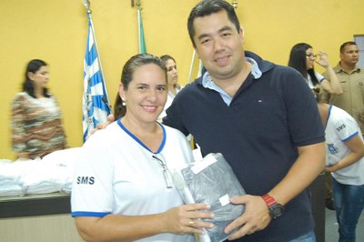 Prefeitura e Câmara entregam dezenas de kits de uniformes para profissionais de Amambai (25).JPG