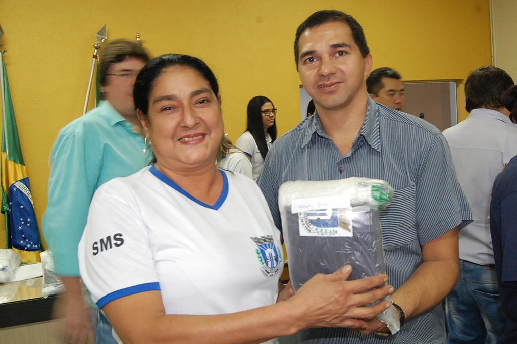 Prefeitura e Câmara entregam dezenas de kits de uniformes para profissionais de Amambai (27).JPG