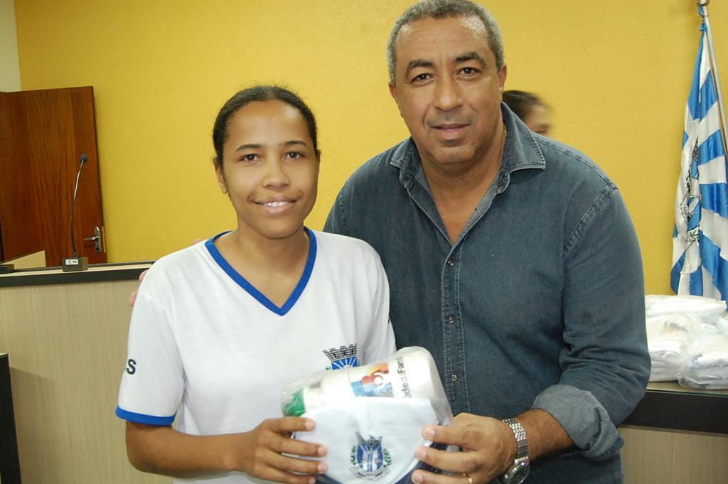 Prefeitura e Câmara entregam dezenas de kits de uniformes para profissionais de Amambai (28).JPG