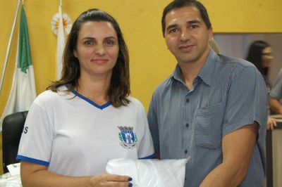 Prefeitura e Câmara entregam dezenas de kits de uniformes para profissionais de Amambai (33).JPG