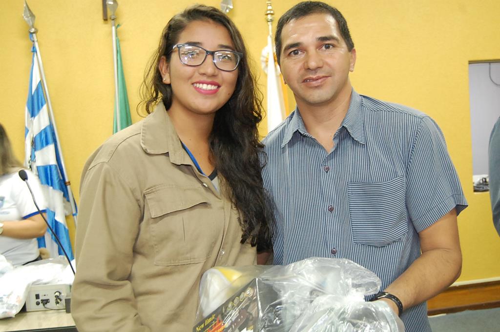 Prefeitura e Câmara entregam dezenas de kits de uniformes para profissionais de Amambai (35).JPG