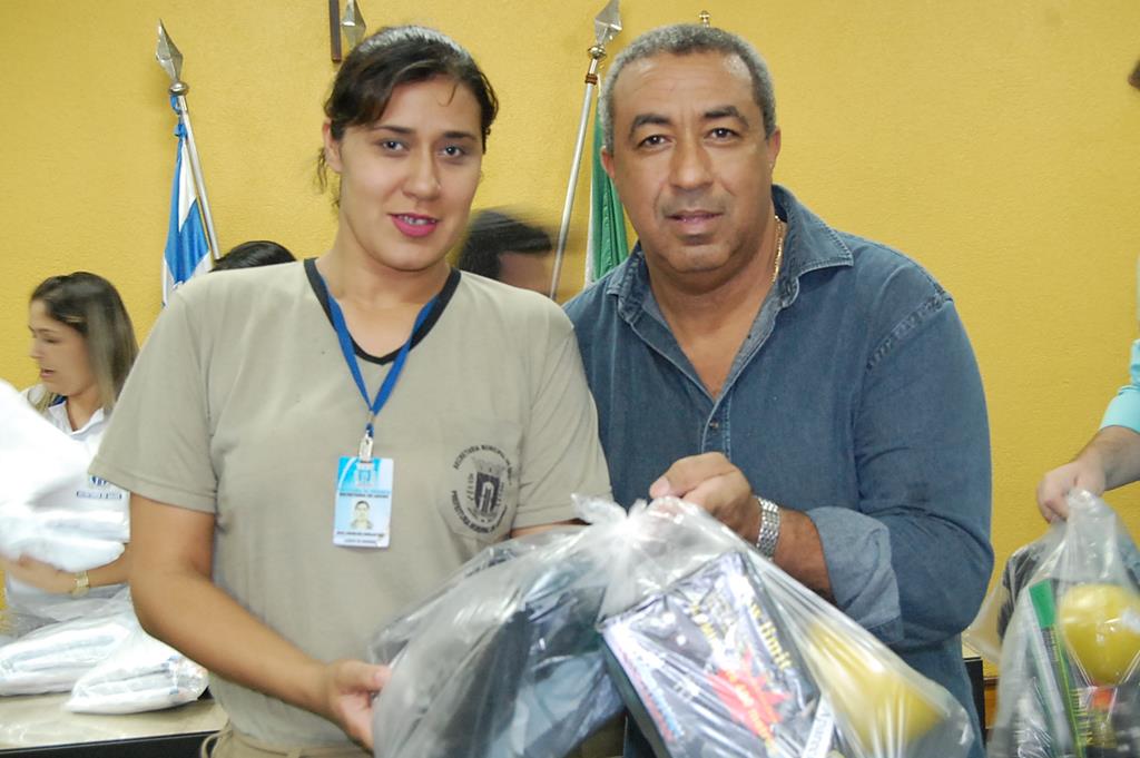 Prefeitura e Câmara entregam dezenas de kits de uniformes para profissionais de Amambai (36).JPG