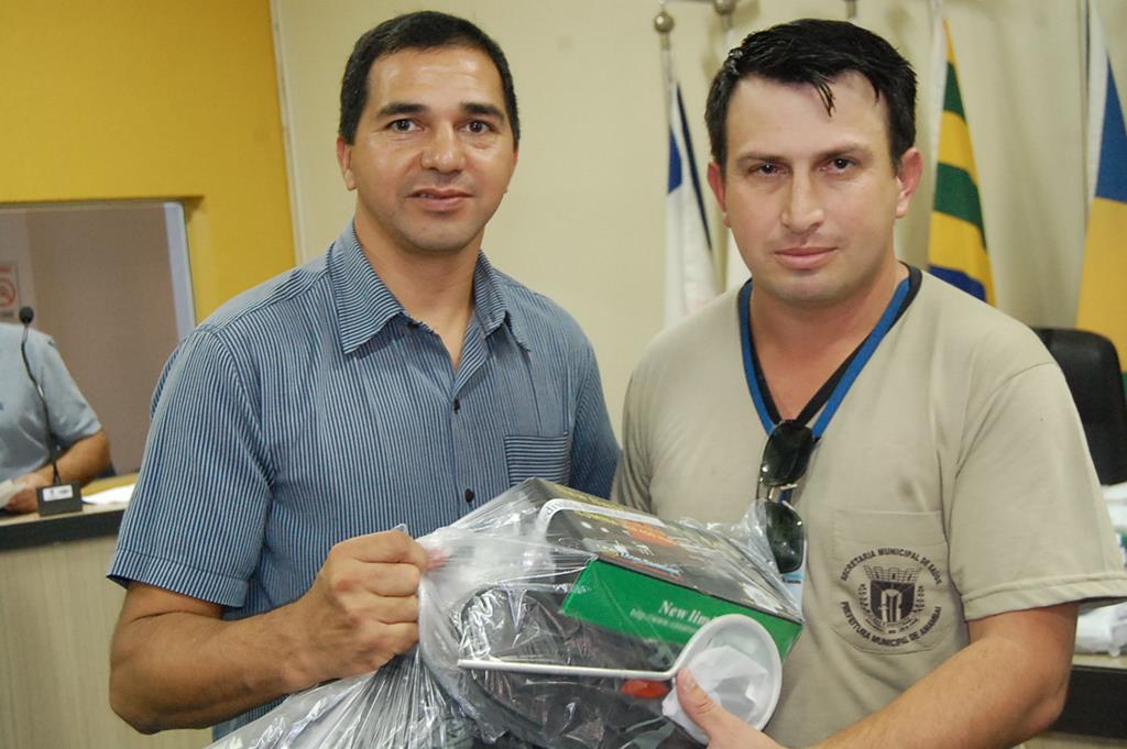 Prefeitura e Câmara entregam dezenas de kits de uniformes para profissionais de Amambai (37).JPG