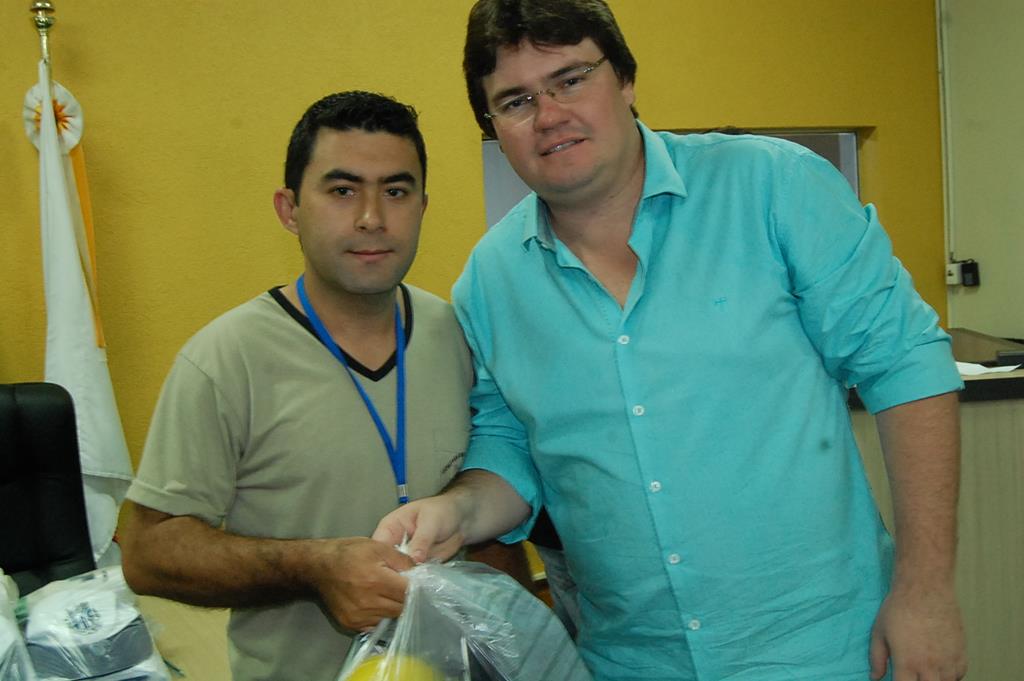 Prefeitura e Câmara entregam dezenas de kits de uniformes para profissionais de Amambai (38).JPG