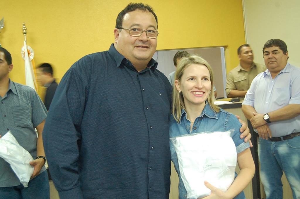 Prefeitura e Câmara entregam dezenas de kits de uniformes para profissionais de Amambai (4).JPG