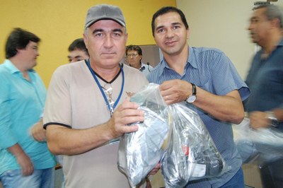 Prefeitura e Câmara entregam dezenas de kits de uniformes para profissionais de Amambai (40).JPG