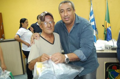 Prefeitura e Câmara entregam dezenas de kits de uniformes para profissionais de Amambai (41).JPG