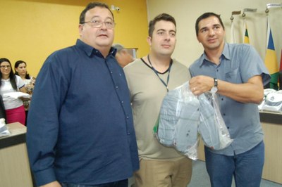 Prefeitura e Câmara entregam dezenas de kits de uniformes para profissionais de Amambai (42).JPG