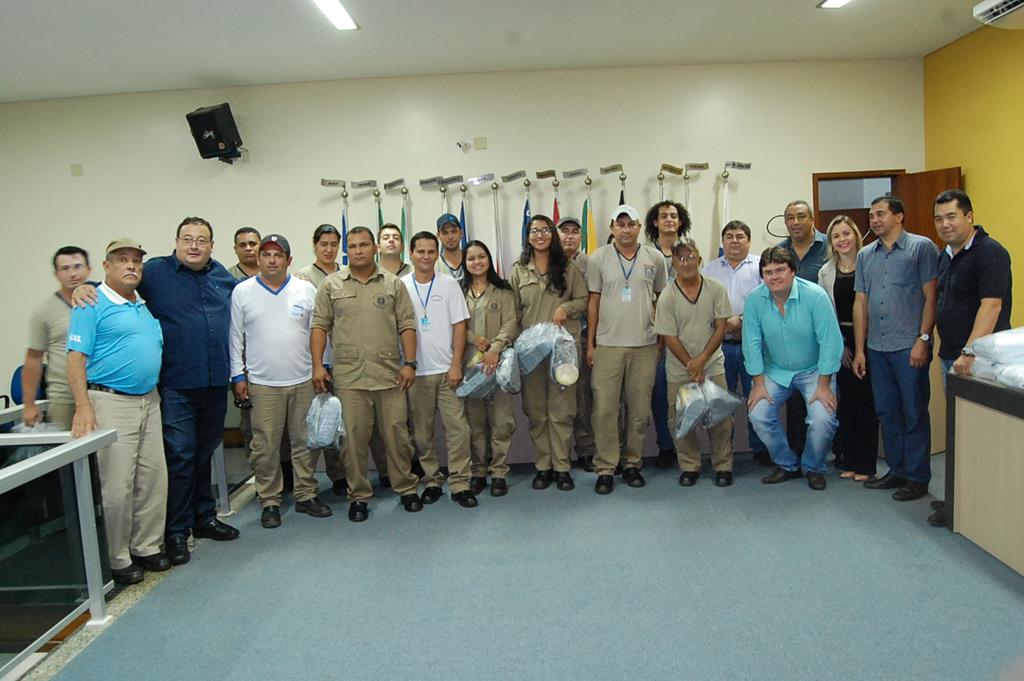 Prefeitura e Câmara entregam dezenas de kits de uniformes para profissionais de Amambai (46).JPG