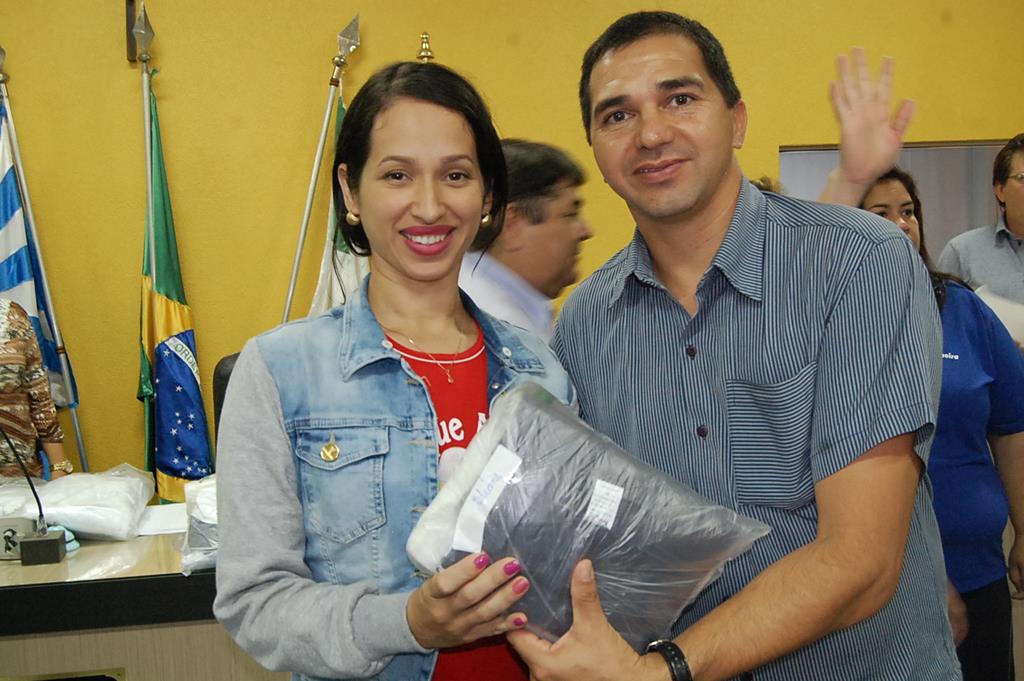 Prefeitura e Câmara entregam dezenas de kits de uniformes para profissionais de Amambai (48).JPG
