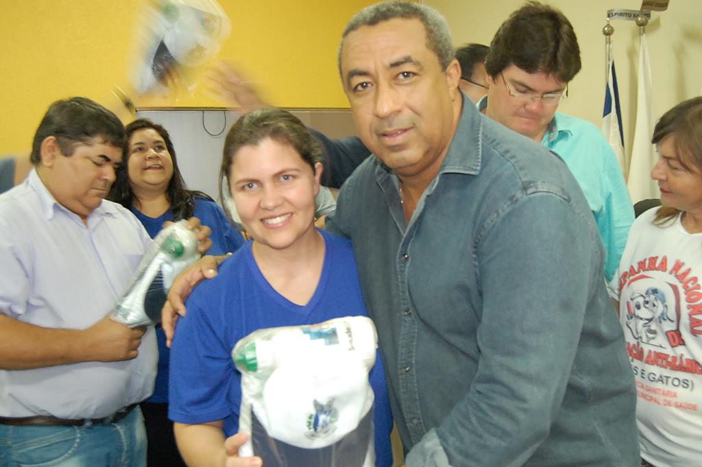 Prefeitura e Câmara entregam dezenas de kits de uniformes para profissionais de Amambai (49).JPG