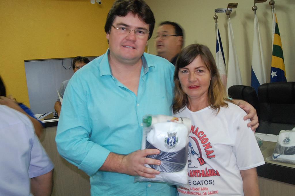 Prefeitura e Câmara entregam dezenas de kits de uniformes para profissionais de Amambai (50).JPG