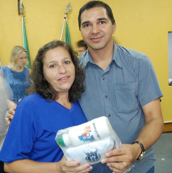 Prefeitura e Câmara entregam dezenas de kits de uniformes para profissionais de Amambai (51).JPG