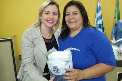 Prefeitura e Câmara entregam dezenas de kits de uniformes para profissionais de Amambai (52).JPG