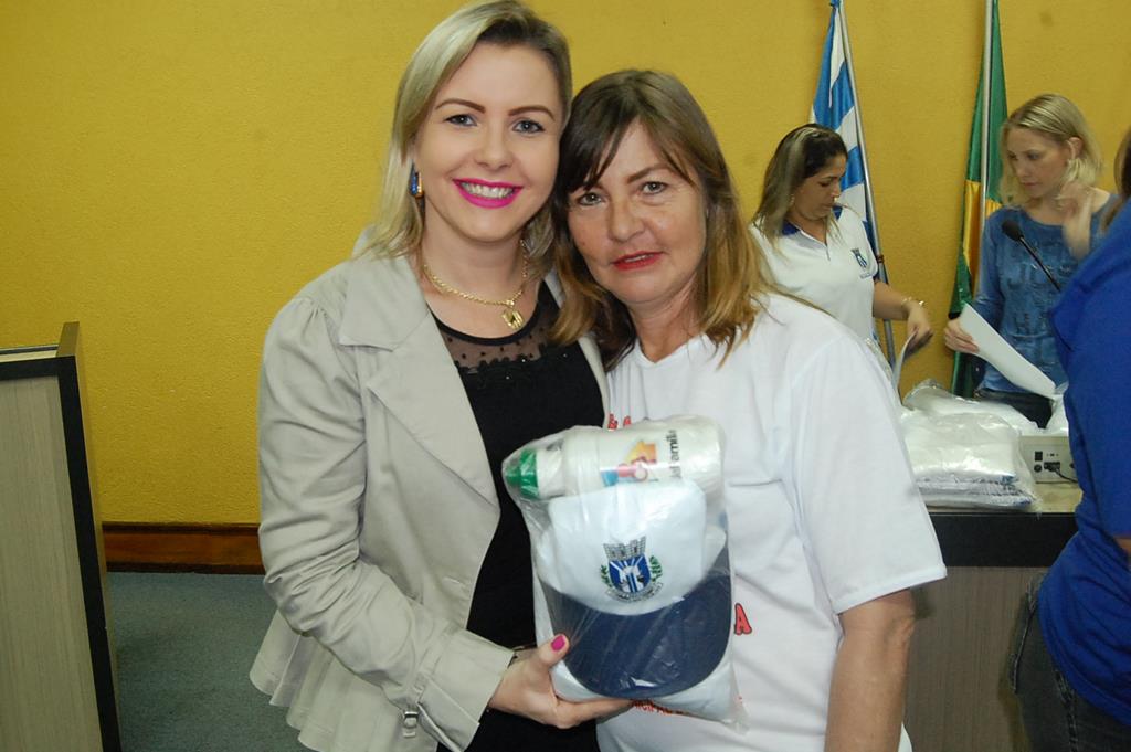 Prefeitura e Câmara entregam dezenas de kits de uniformes para profissionais de Amambai (53).JPG