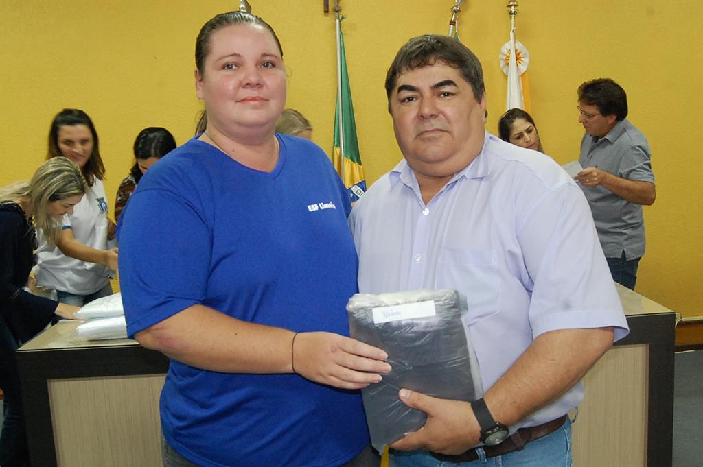 Prefeitura e Câmara entregam dezenas de kits de uniformes para profissionais de Amambai (54).JPG