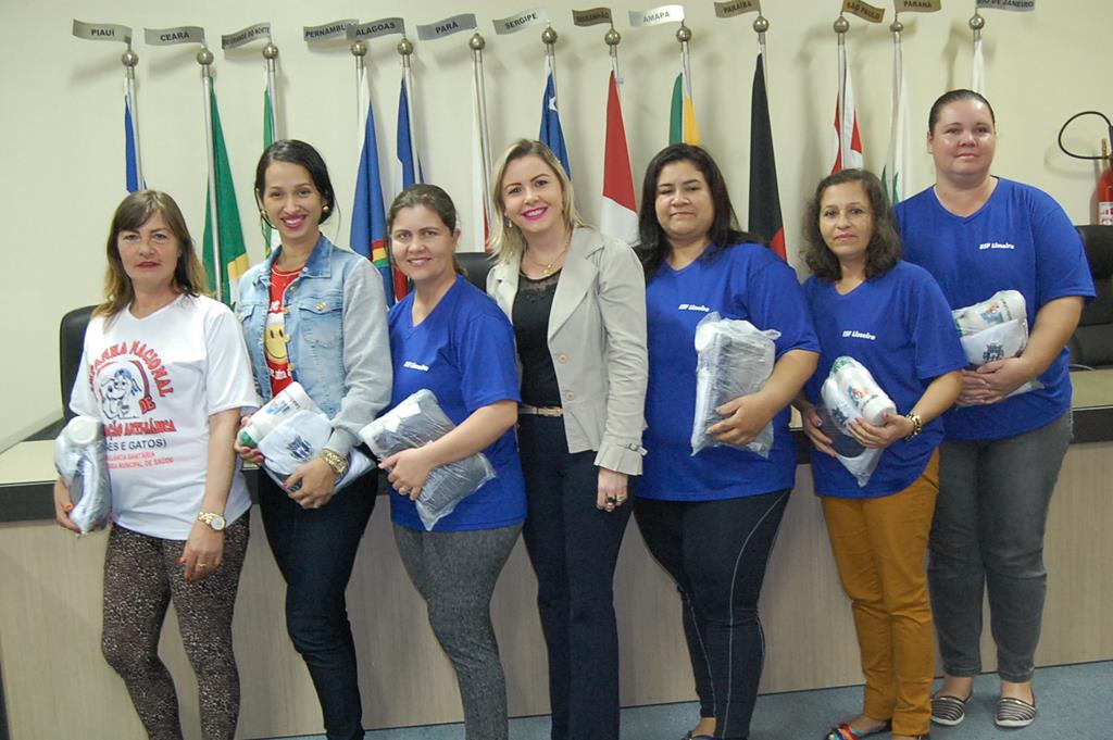 Prefeitura e Câmara entregam dezenas de kits de uniformes para profissionais de Amambai (55).JPG