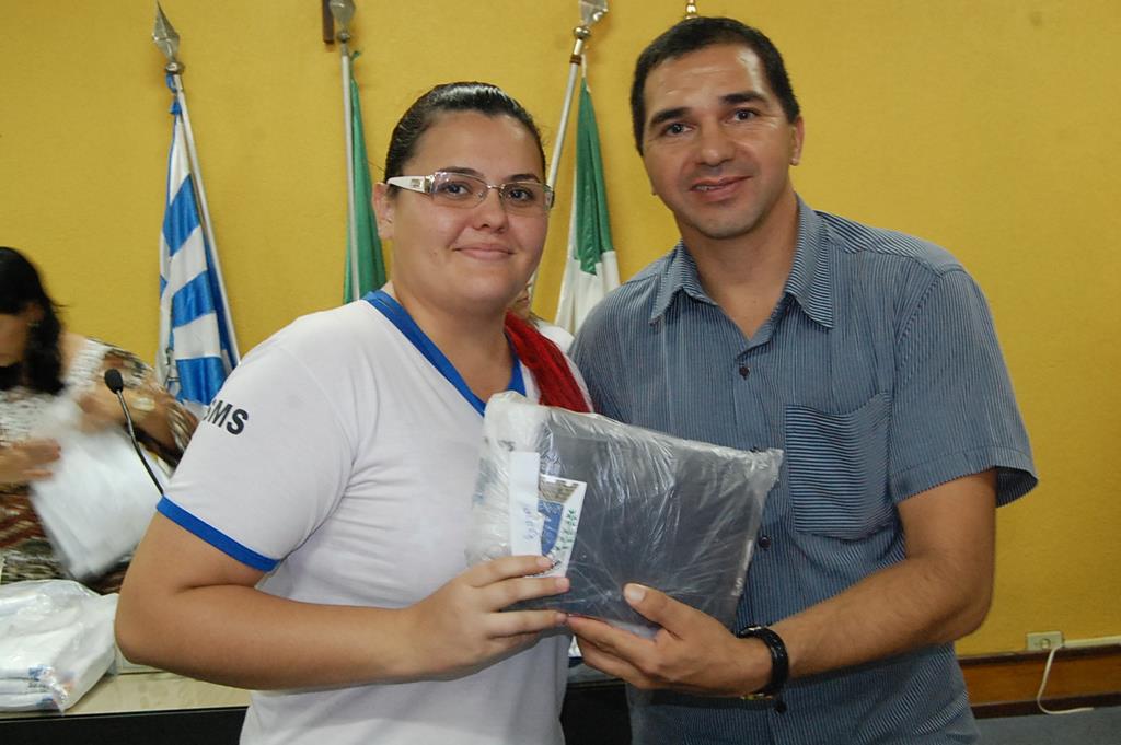 Prefeitura e Câmara entregam dezenas de kits de uniformes para profissionais de Amambai (57).JPG