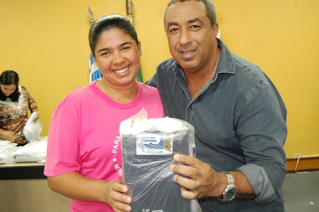 Prefeitura e Câmara entregam dezenas de kits de uniformes para profissionais de Amambai (58).JPG