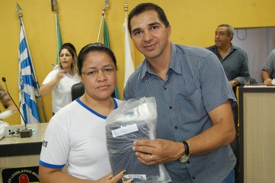 Prefeitura e Câmara entregam dezenas de kits de uniformes para profissionais de Amambai (59).JPG