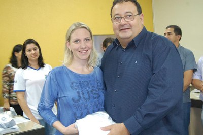 Prefeitura e Câmara entregam dezenas de kits de uniformes para profissionais de Amambai (6).JPG