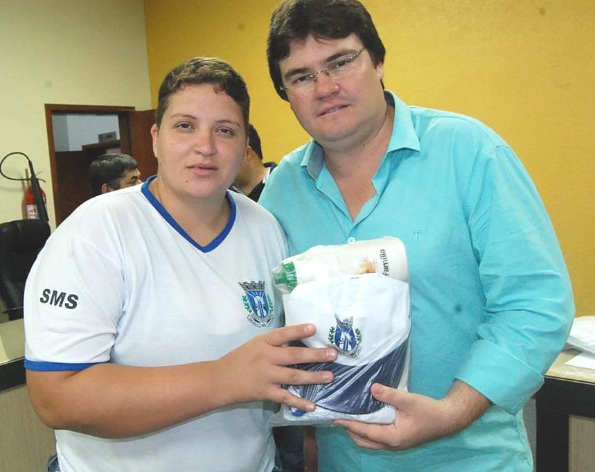 Prefeitura e Câmara entregam dezenas de kits de uniformes para profissionais de Amambai (60).JPG