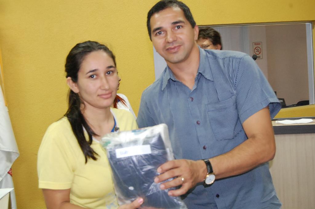 Prefeitura e Câmara entregam dezenas de kits de uniformes para profissionais de Amambai (62).JPG