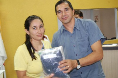 Prefeitura e Câmara entregam dezenas de kits de uniformes para profissionais de Amambai (62).JPG