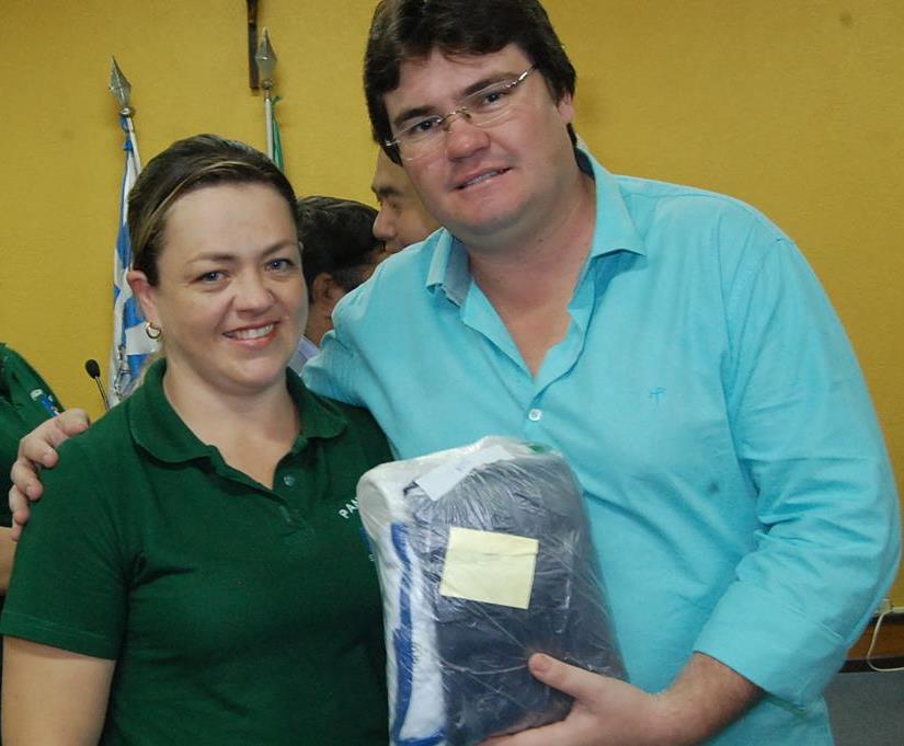 Prefeitura e Câmara entregam dezenas de kits de uniformes para profissionais de Amambai (63).JPG