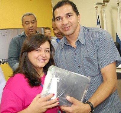 Prefeitura e Câmara entregam dezenas de kits de uniformes para profissionais de Amambai (65).JPG